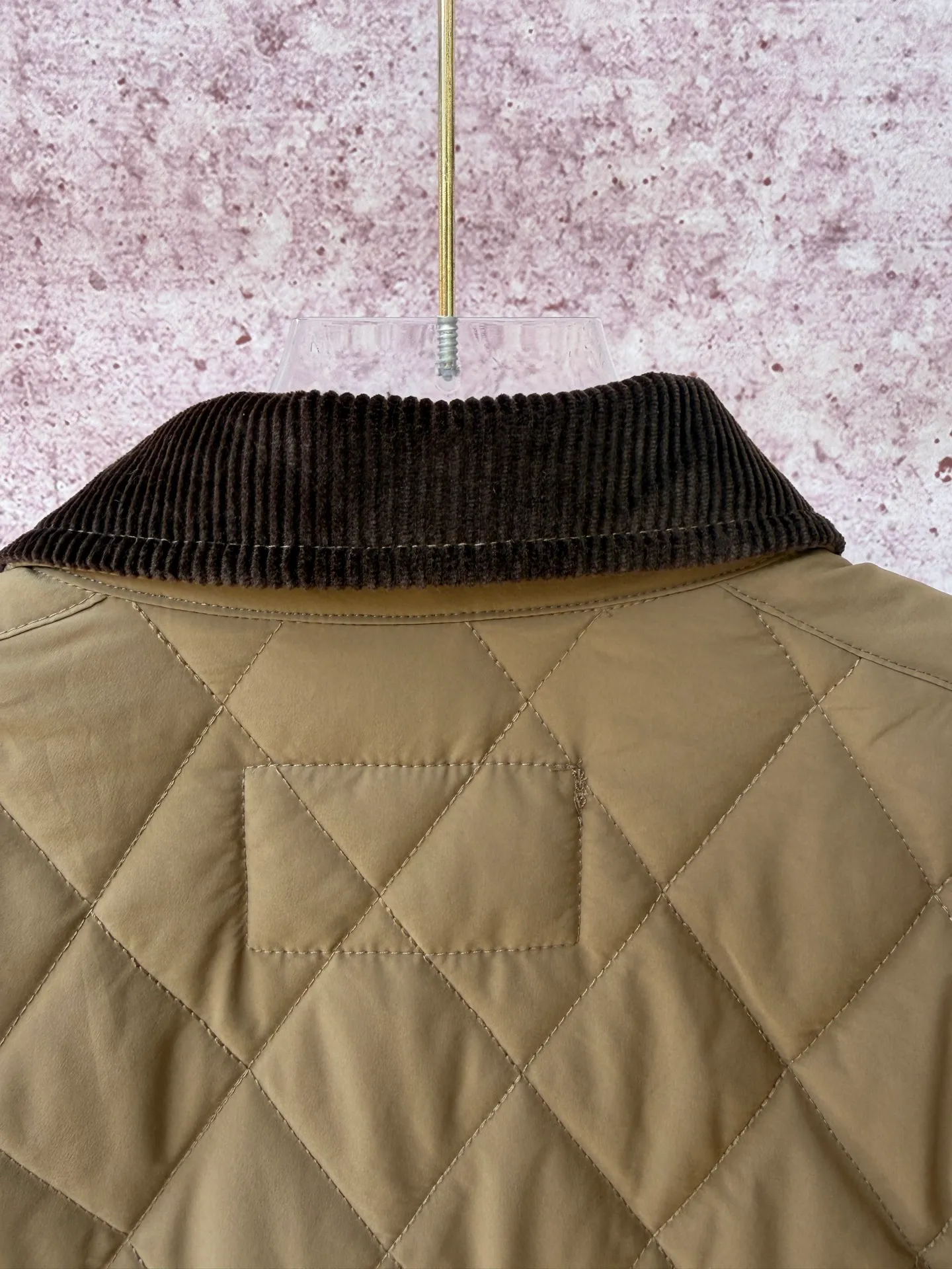 P430 Raff's new rhombus plaid workwear cotton jacket, customized hardware accessories, fine workmanship inside and outside to maintain the original details, simple version, old money style, casual matching, workmanship details restored, diamond grid stitching inside and outside fixed, collar and cuffs with corduroy to add matching attributes, shoulder chapters highlight the brand tonality, hem slit snap design is more matching attributes, full of details